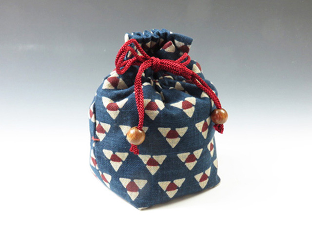 Japanese sake cup carrying pouch ("Mitsuuroko" triangle pattern)