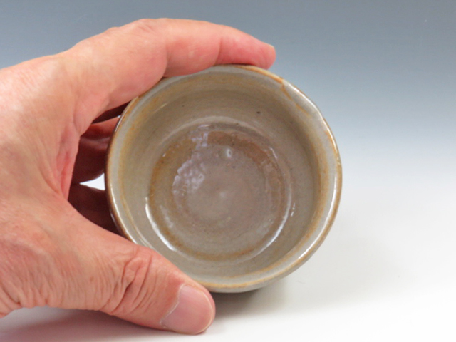 Kuromuta-Yaki (Saga) Maruta-Gama Japanese sake cup (guinomi) 8KUR0008