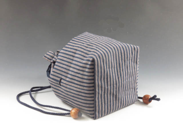 Japanese sake cup carrying pouch ("Kawagoetozan" fine red & blue stripes)