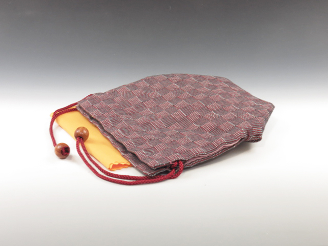 Japanese sake cup carrying pouch ("Mikawa" cotton Checked pattern in madder red)