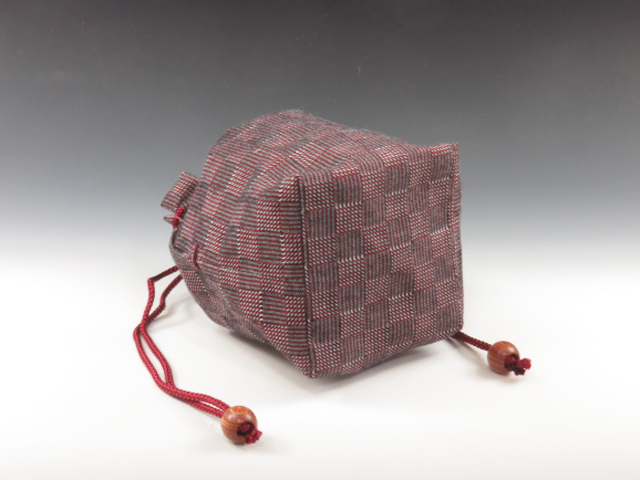 Japanese sake cup carrying pouch ("Mikawa" cotton Checked pattern in madder red)