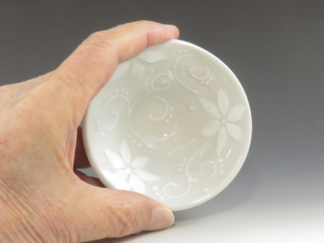 Tobe-Yaki (Ehime) Tosai-Gama Porcelain Sake cup 7TOB0014