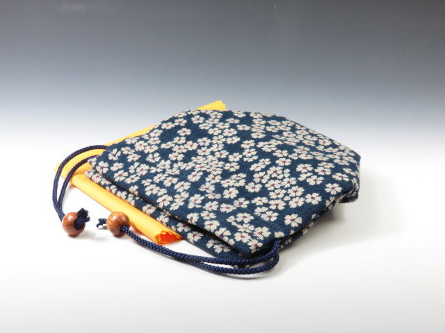 Sake cup pouch (Pretty Flower Pedal pattern)