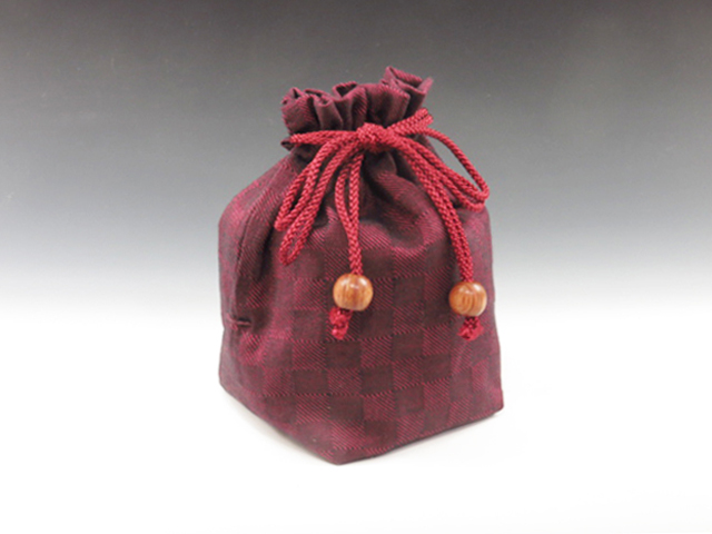 Sake cup pouch (Mikawa-Cotton Checked pattern in deep red)
