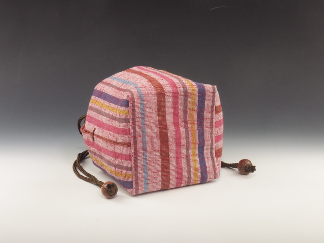 Japanese sake cup carrying pouch ('Aizu' cotton with reddish color strips pattern)