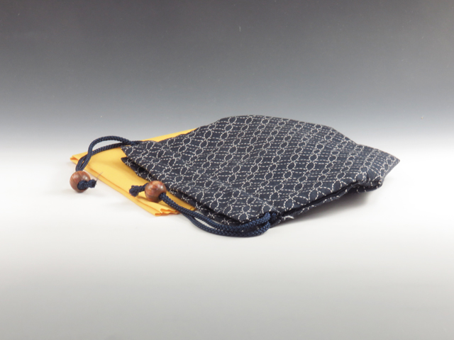 Japanese sake cup carrying pouch (Cotton / Pattern of overlapping circles)