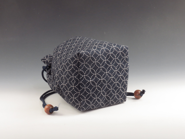 Japanese sake cup carrying pouch (Cotton / Pattern of overlapping circles)