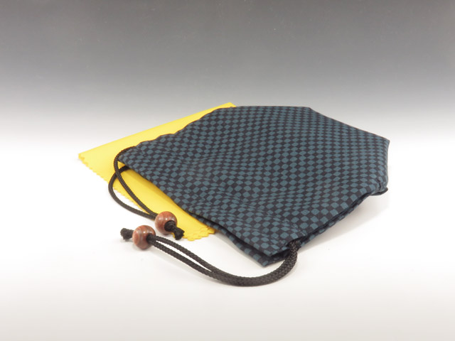 Japanese sake cup carrying pouch (Cotton / Checkered pattern in green)